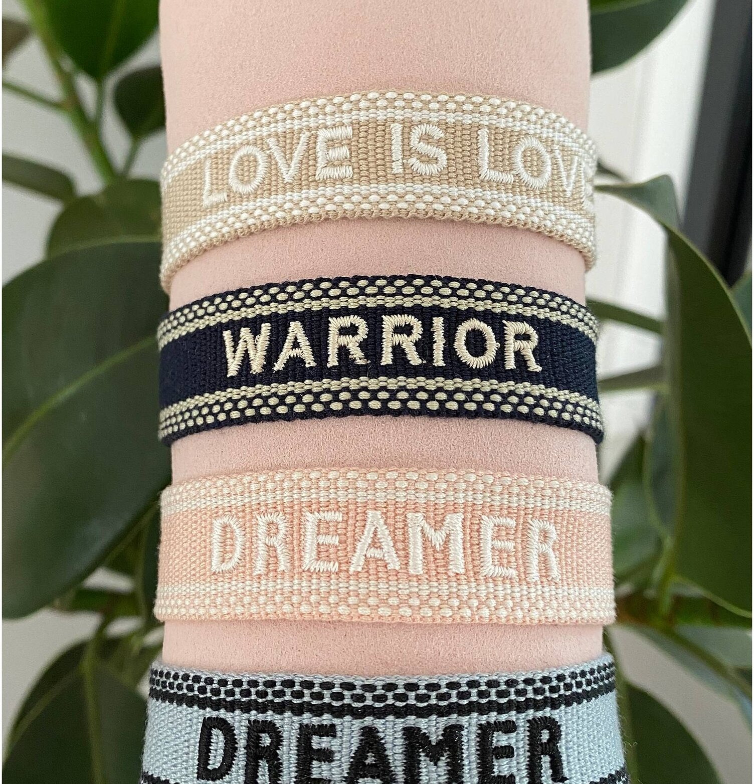 Armband Dreamer Peach från Ella Agency på rosa kudde