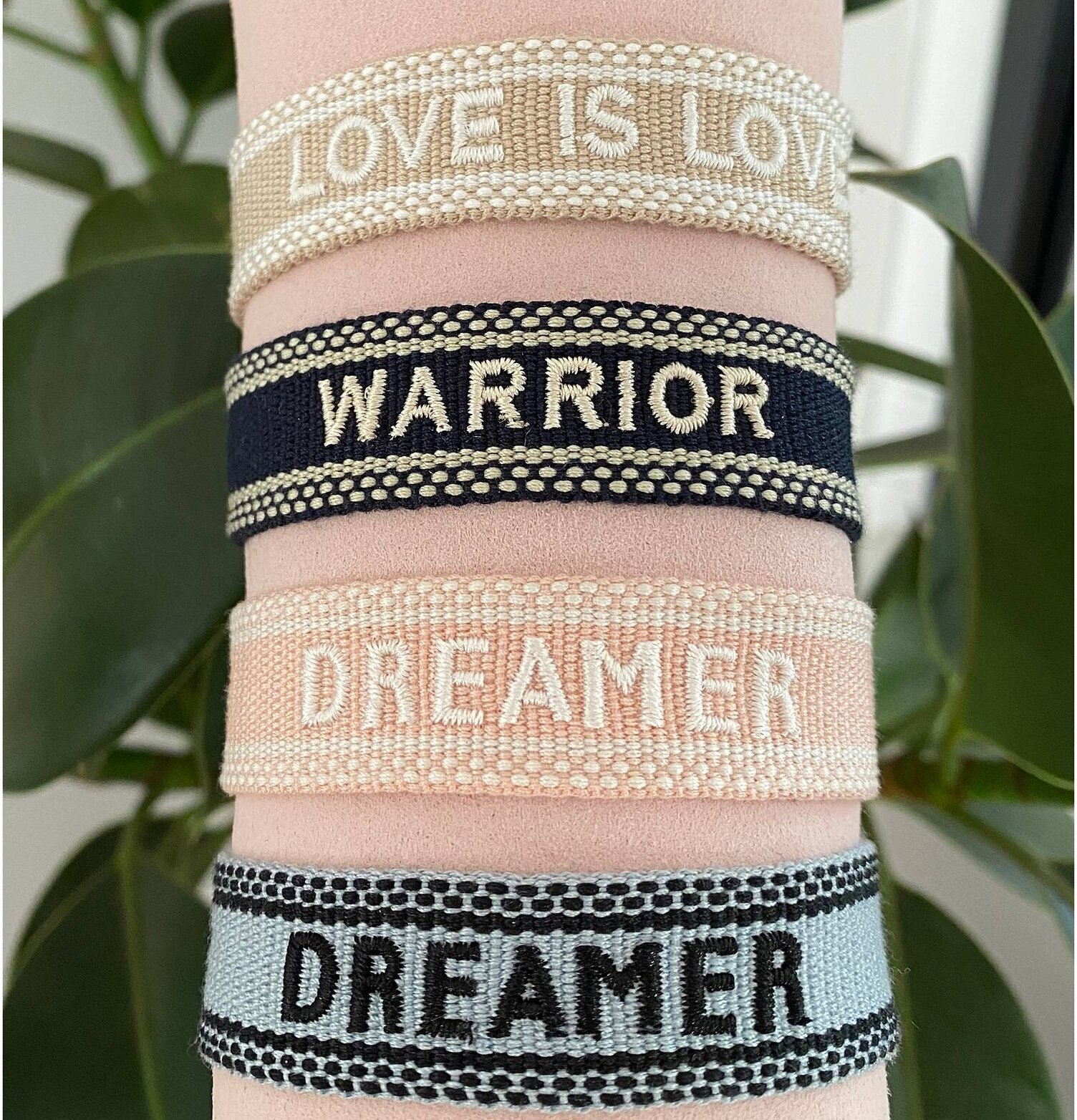 Armband Warrior Black från Ella Agency på puderrosa display