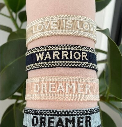 Armband Dreamer Peach från Ella Agency på rosa kudde