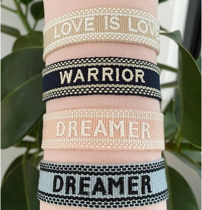 Armband Warrior Black från Ella Agency på puderrosa display