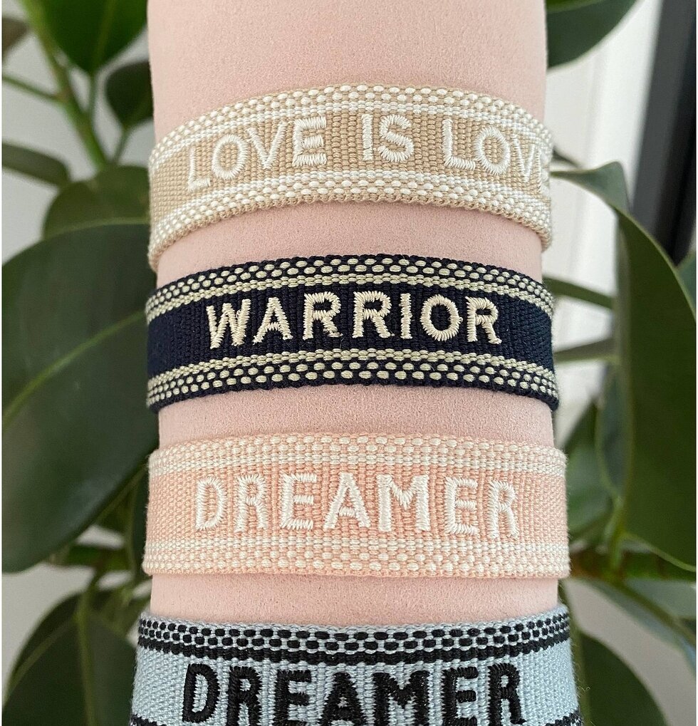 Armband Dreamer Peach från Ella Agency på rosa kudde