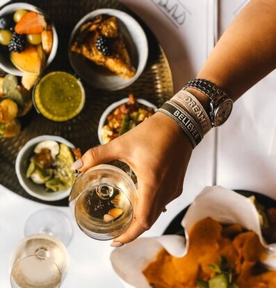 Armband Dreamer Beige från Ella Agency på en handled