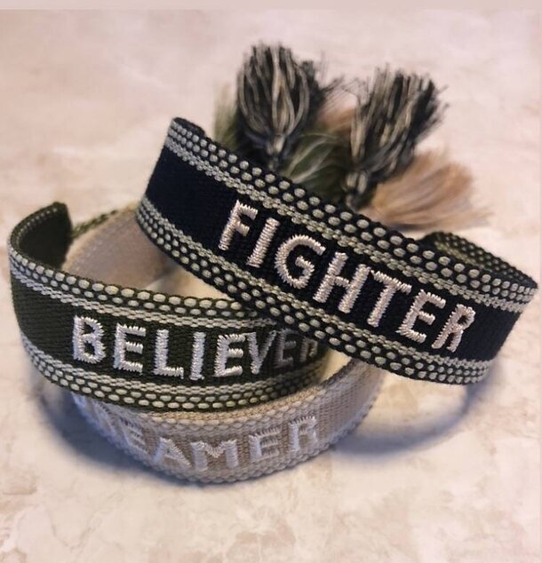 Armband Fighter Black från Ella Agency med vita versaler