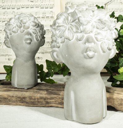 Statyett Blomsterbarn L från Trademan på rustik träplanka