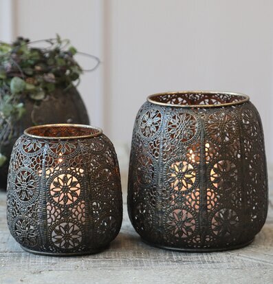 Bild av eleganta ljuslyktor i antik bronsdesign