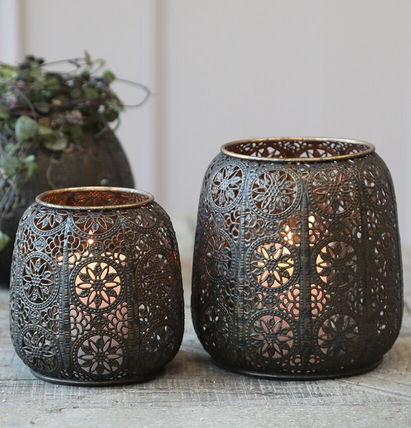 Bild av eleganta ljuslyktor i antik bronsdesign