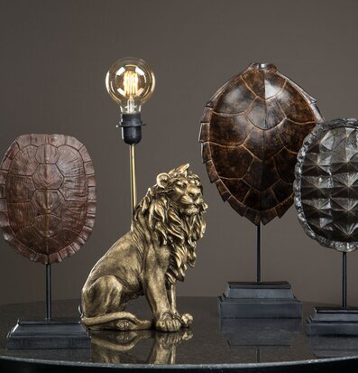 Lampa Lejon Mörkguld från A Lot Decoration på svart marmor