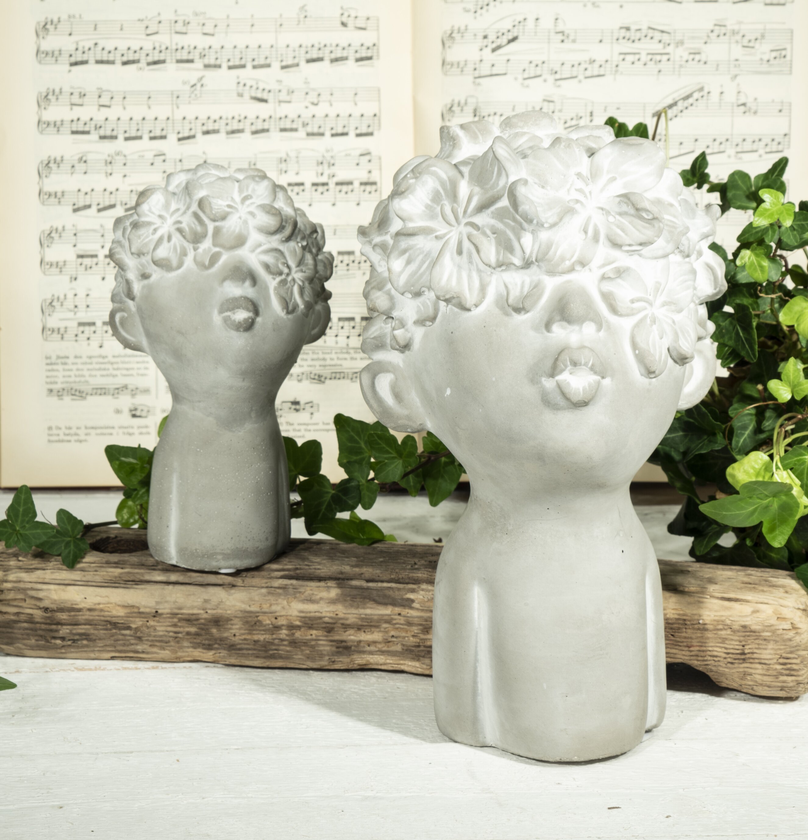 Statyett Blomsterbarn från Trademan på rustik träbit