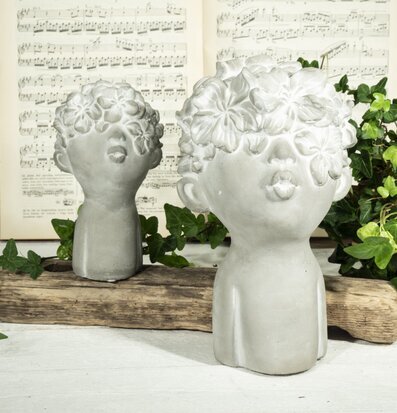 Statyett Blomsterbarn från Trademan på rustik träbit