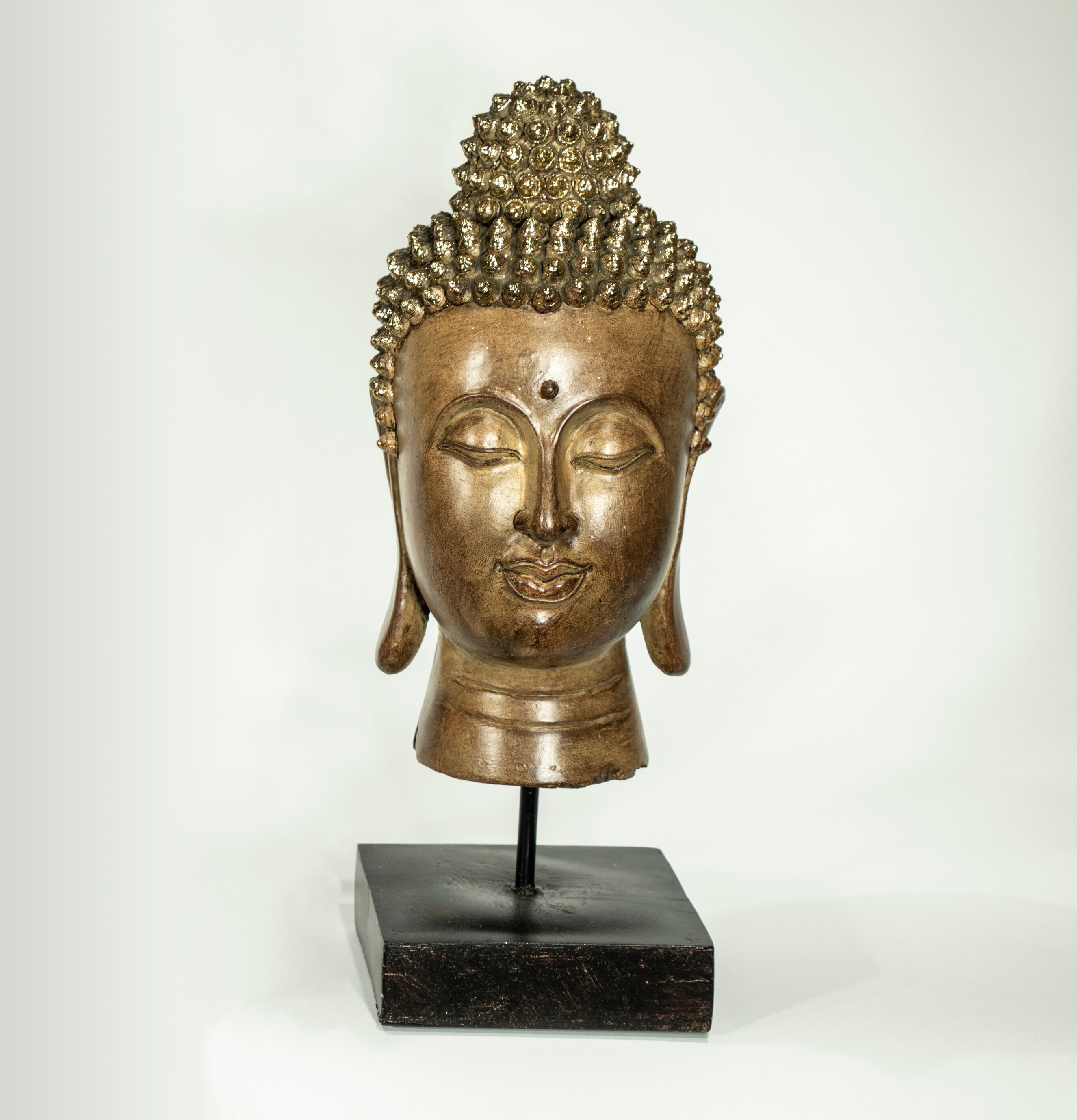 Yogish Buddha L från Trademan på mörk träbas, gyllene huvud