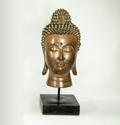 Yogish Buddha L från Trademan på mörk träbas, gyllene huvud