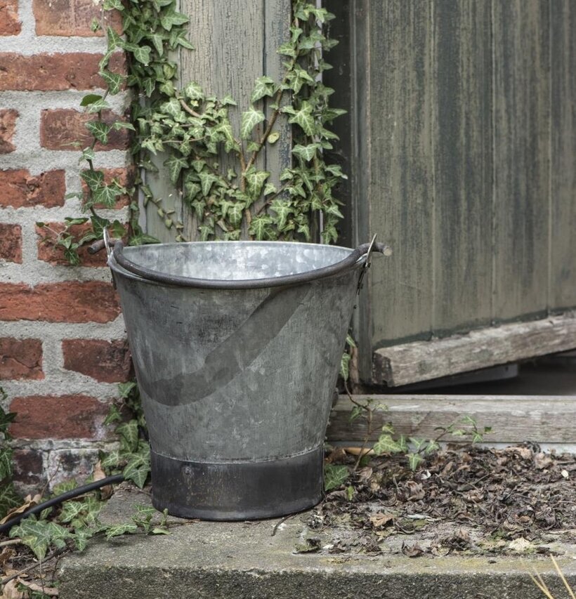 Järnhink Unika från IB Laursen vid tegelvägg med murgröna