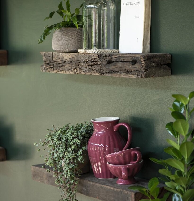 Trähylla Unika från IB Laursen på mörkgrön vägg med dekorationer