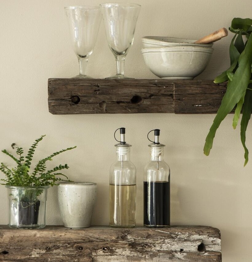 Trähylla Unika från IB Laursen, rustik hylla på beige vägg