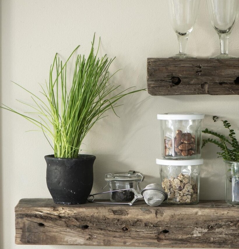 Trähylla Unika från IB Laursen i ljust, luftigt rum