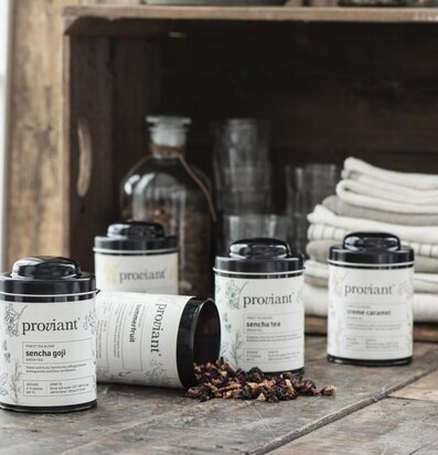 Bild av en stämningsfull inredningsmiljö med teburkar