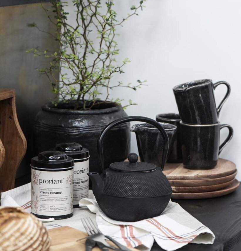 Foto av harmonisk inredning med tekanna och växt