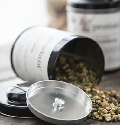 Te Örtte Cool Mint från IB Laursen på ett rustikt träbord