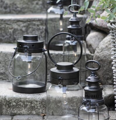 Lanterna LED Metall Svart från IB Laursen på stenbelagda trappsteg