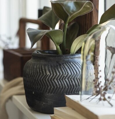 Kruka Caesar Zig Zag från IB Laursen på ljus fönsterbräda