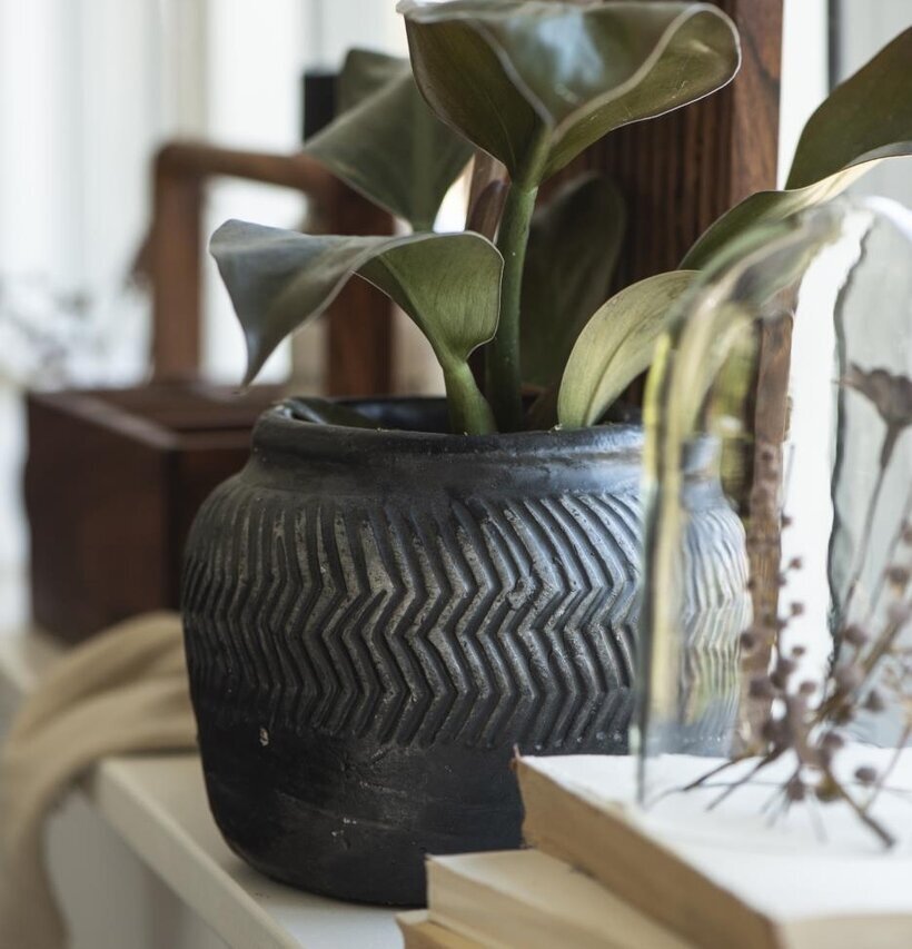 Kruka Caesar Zig Zag från IB Laursen på ljus fönsterbräda