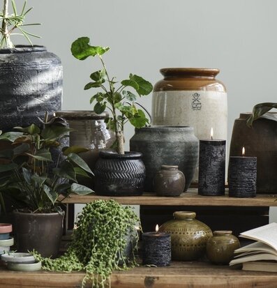 Kruka Caesar Zig Zag från IB Laursen på träbord med växter