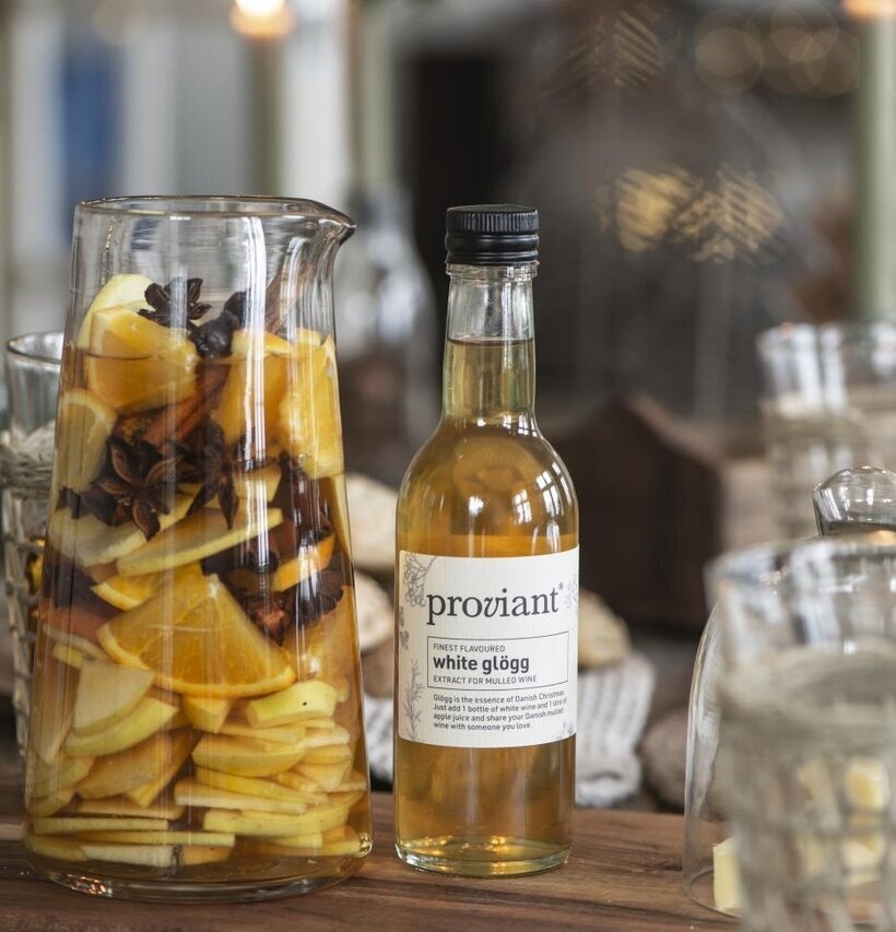 IB Laursen Glöggextrakt Vit på rustikt träbord med frukt