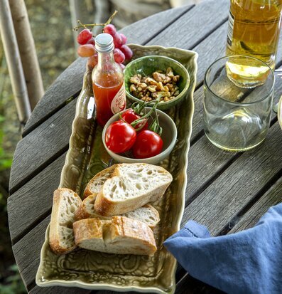 Fat Arabesque Sand från Sthål med bröd, sås och skålar