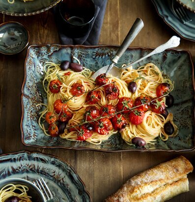 Gratängform Arabesque Fig Large från Sthål på rustikt bord