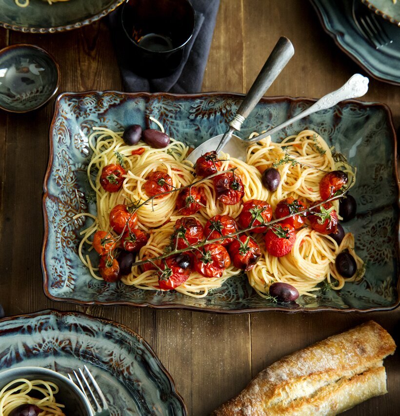 Gratängform Arabesque Fig Large från Sthål på rustikt bord