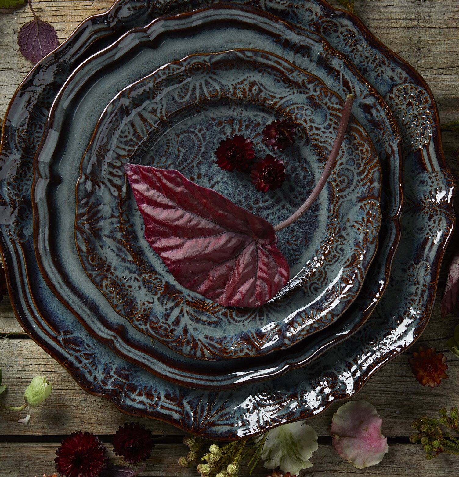 Assiett Arabesque Fig från Sthål på rustik träyta med blommor
