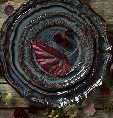 Assiett Arabesque Fig från Sthål på rustik träyta med blommor