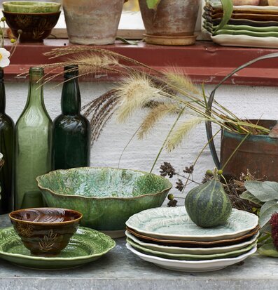 Assiett Arabesque Antique från Sthål på rustikt metallbord