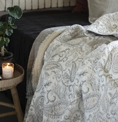 Pläd Vit/Beige Paisley från IB Laursen på mörk möbel