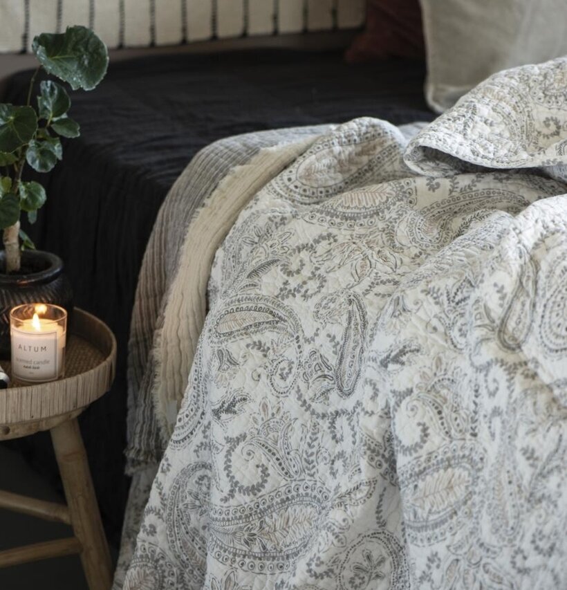 Pläd Vit/Beige Paisley från IB Laursen på mörk möbel