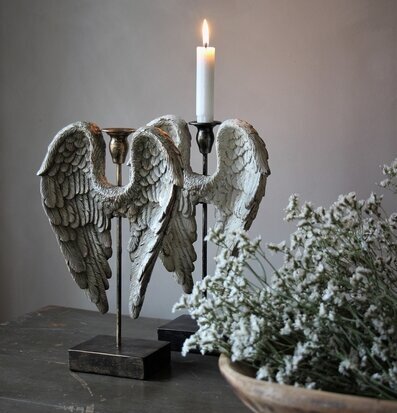 Angelwings Ljusstake Rustic från Majas Cottage på mörkt bord