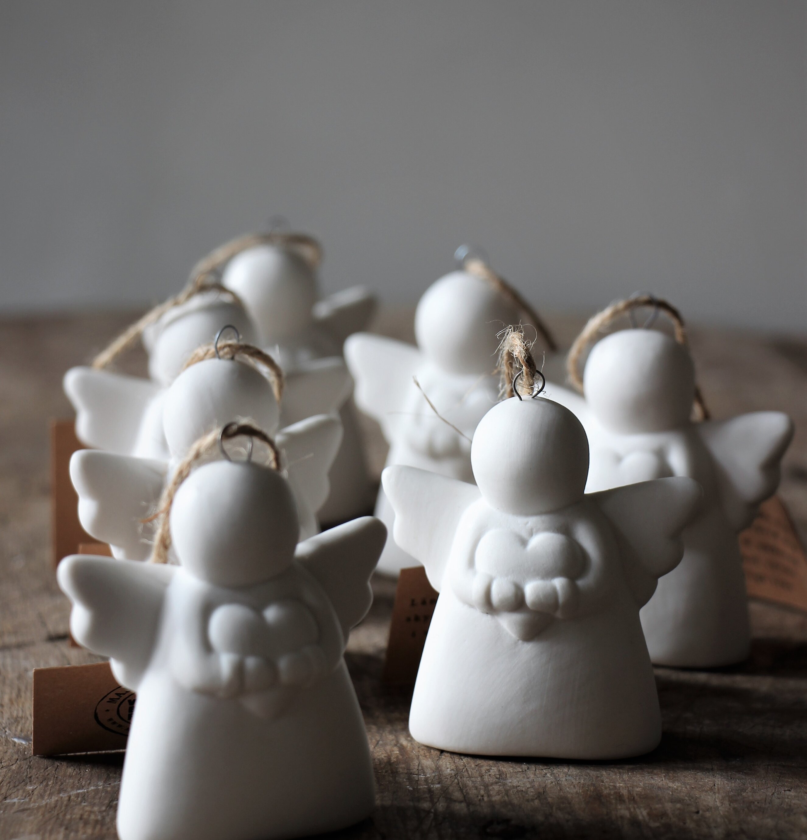 Skyddsängel Hängande Keramik från Majas Cottage på träyta