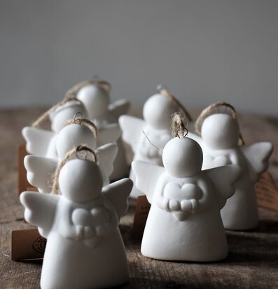 Skyddsängel Hängande Keramik från Majas Cottage på träyta