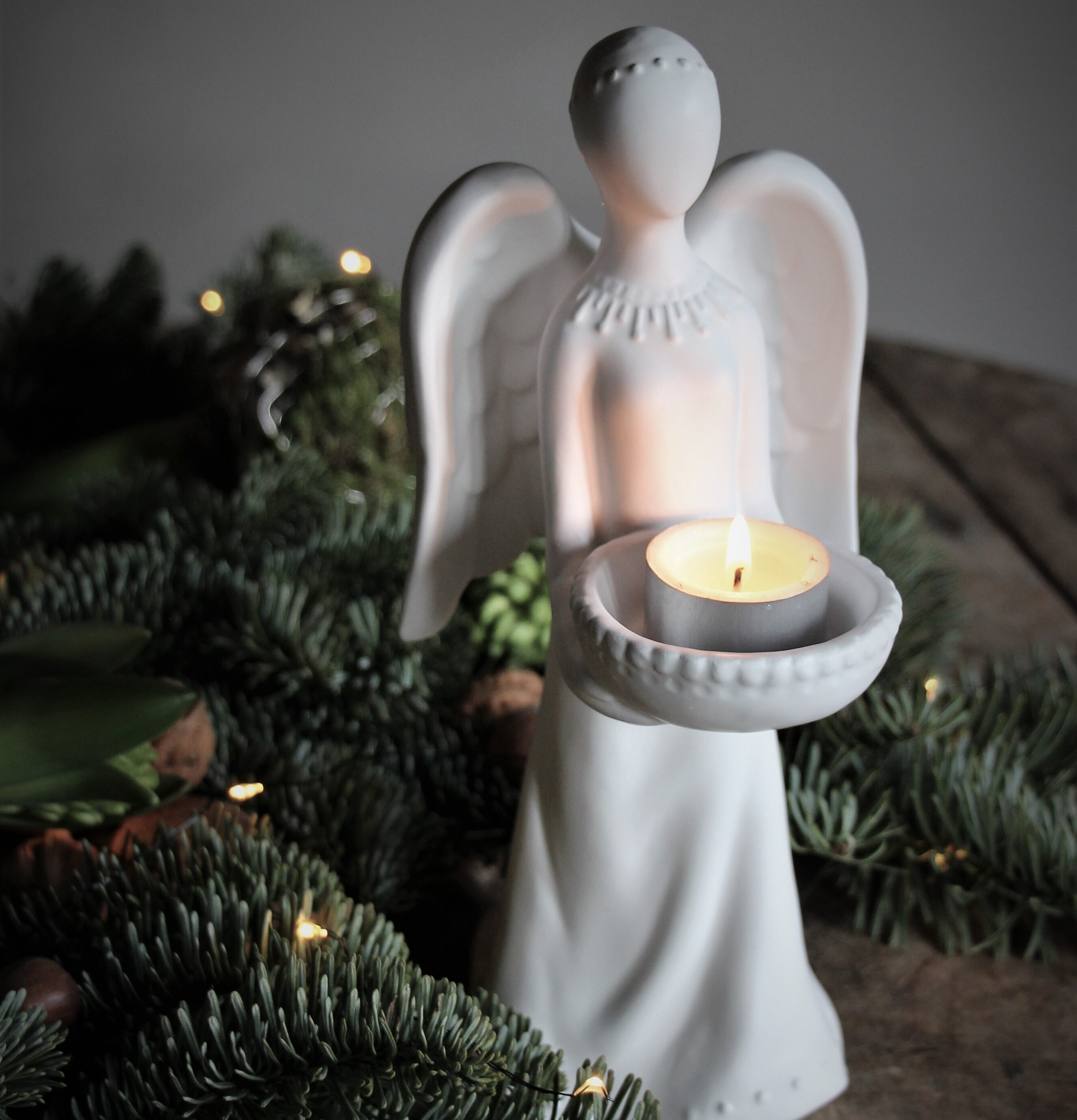 Skyddsängel Stående Vit Keramik från Majas Cottage med ljus