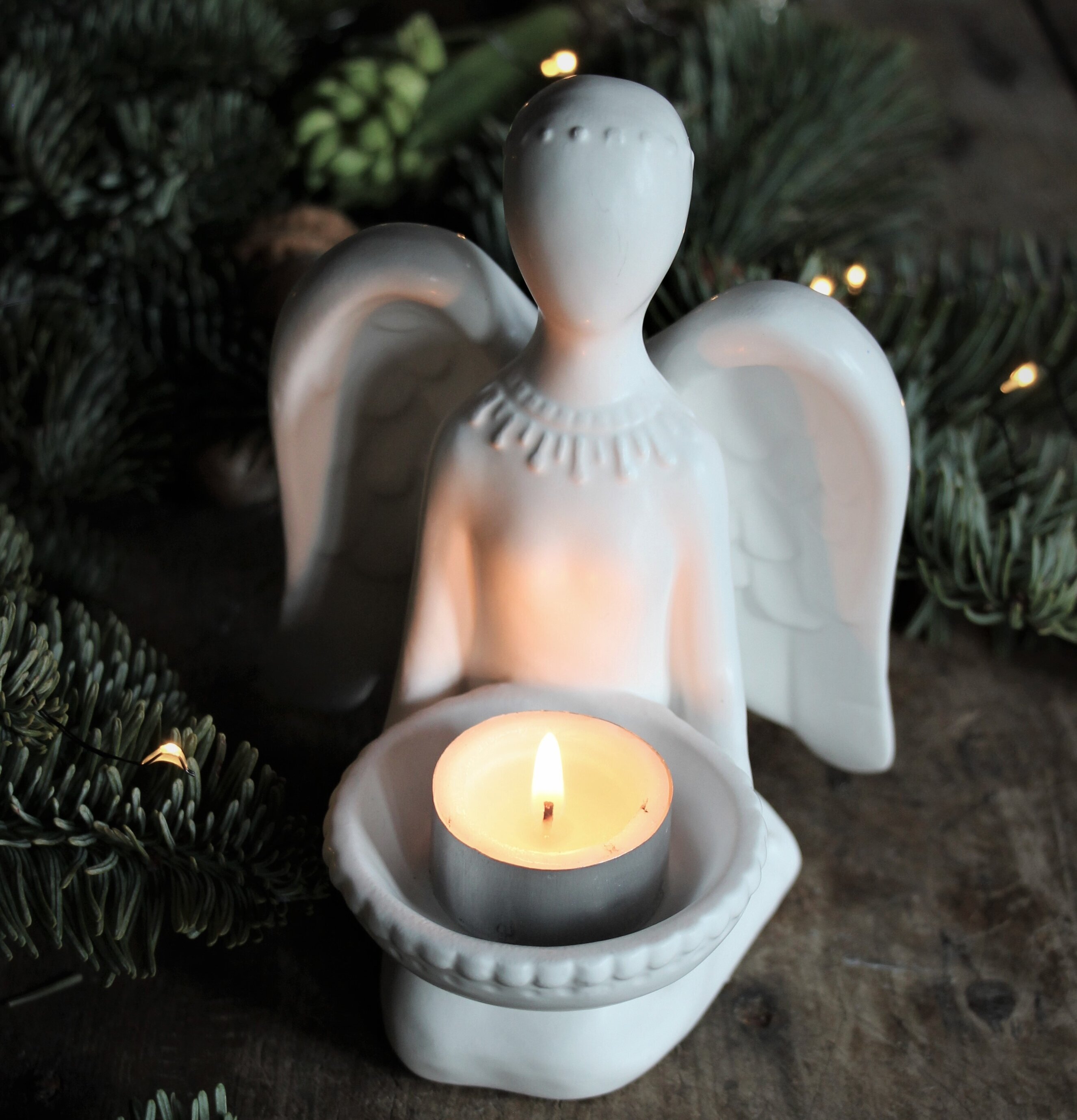 Skyddsängel Sittande Vit Keramik från Majas Cottage på bord