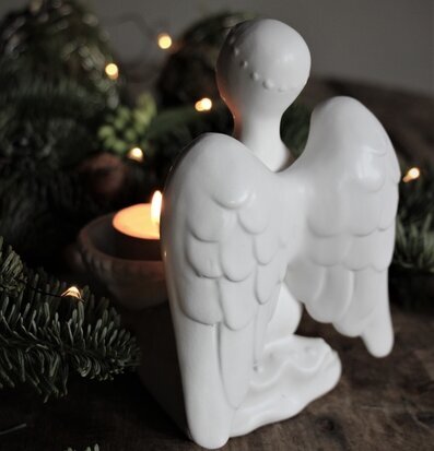 Skyddsängel Sittande Vit Keramik från Majas Cottage, julmiljö