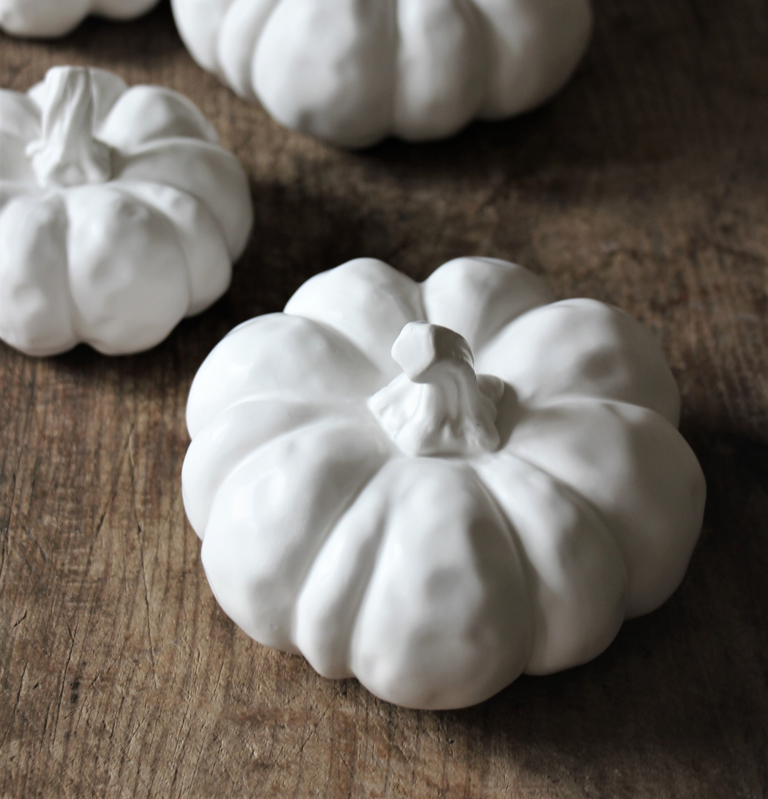 Pumpa Dekor Vit från Majas Cottage på rustik träyta