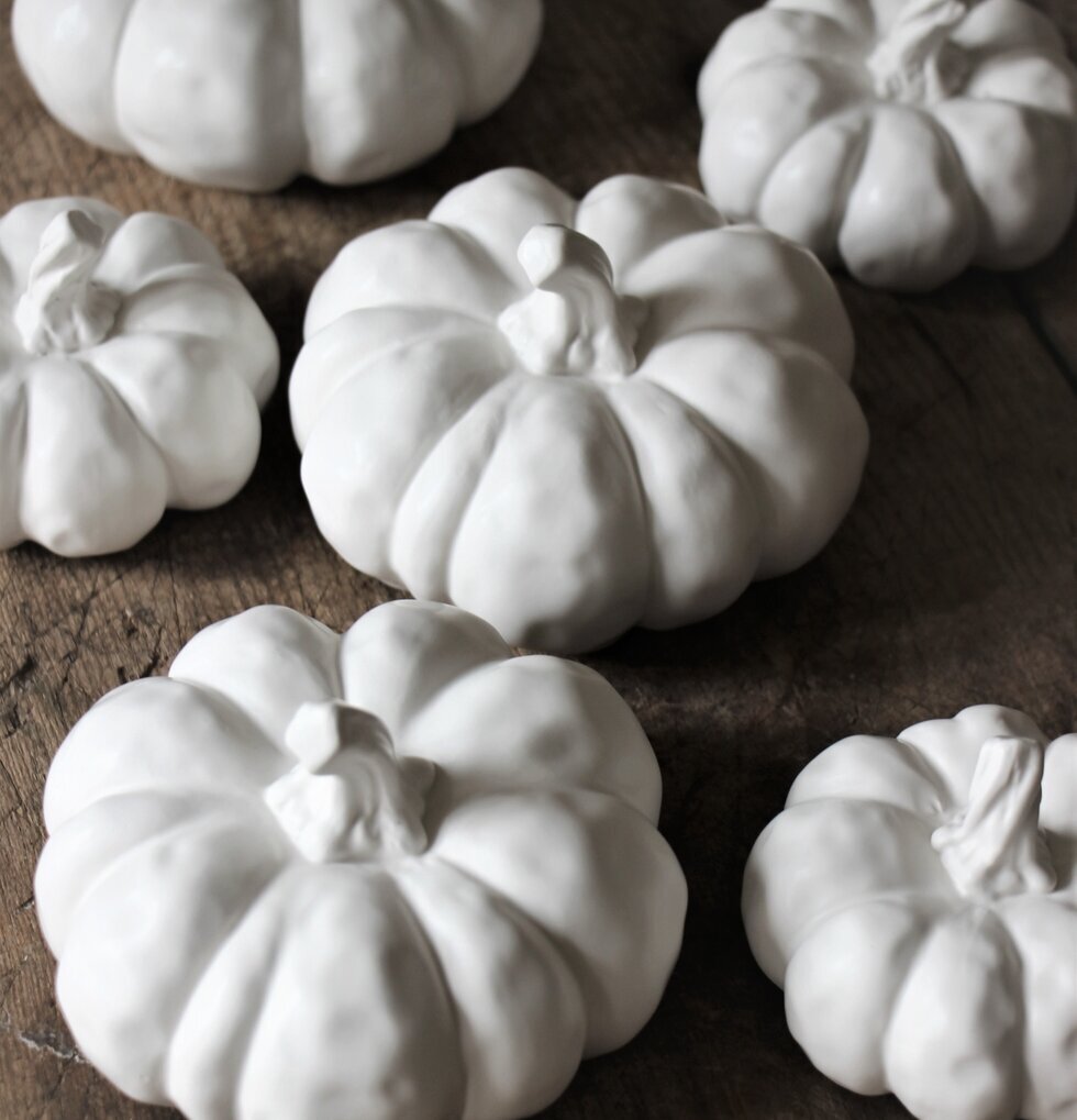 Pumpa Dekor Vit från Majas Cottage på mörkt träunderlag