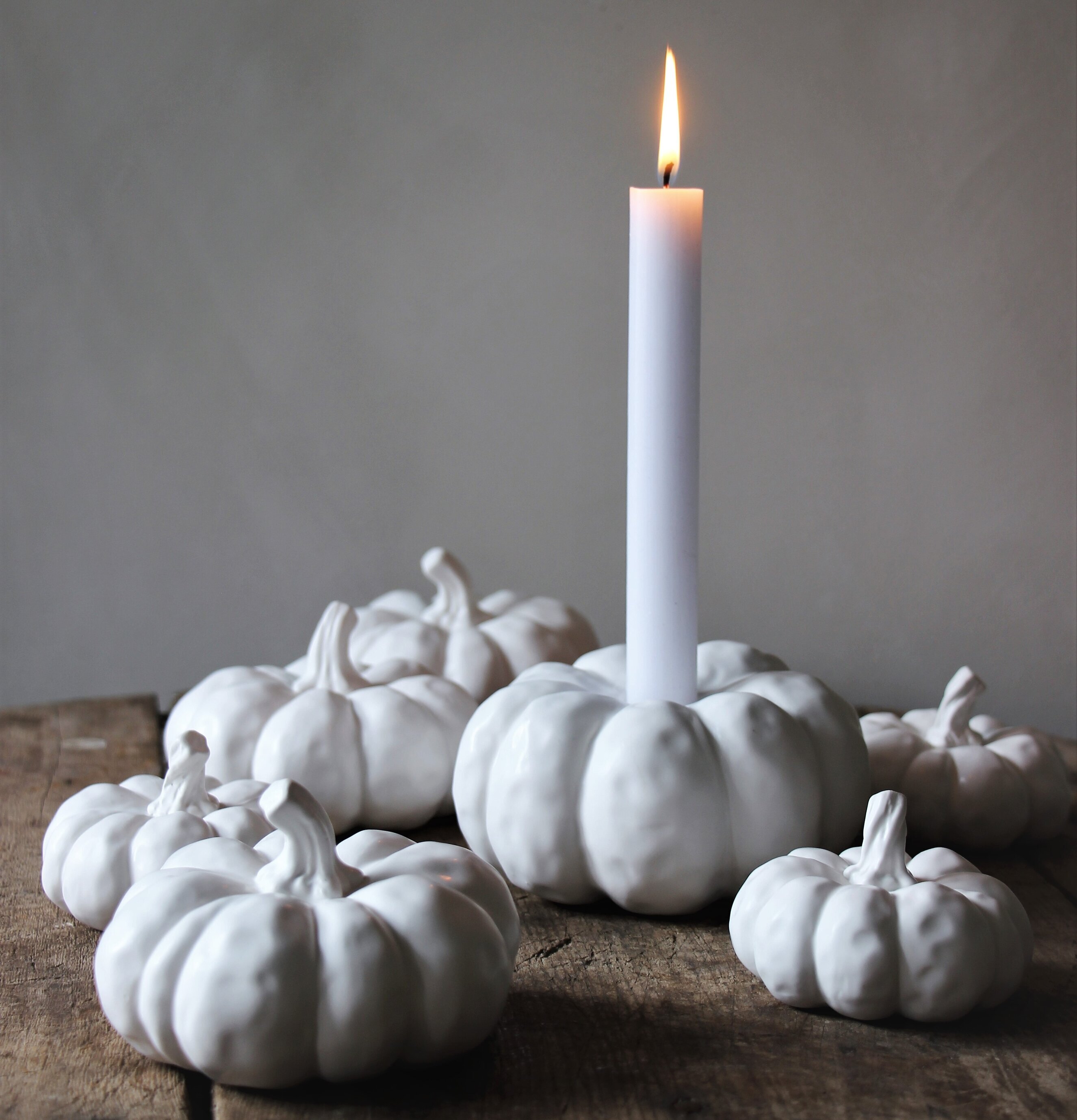 Pumpa Dekor Vit från Majas Cottage på rustikt träbord