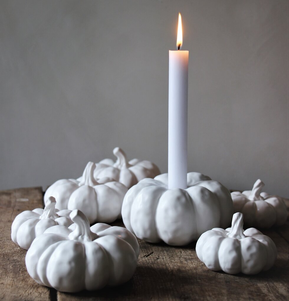 Ljuslykta Pumpa från Majas Cottage på rustikt träbord