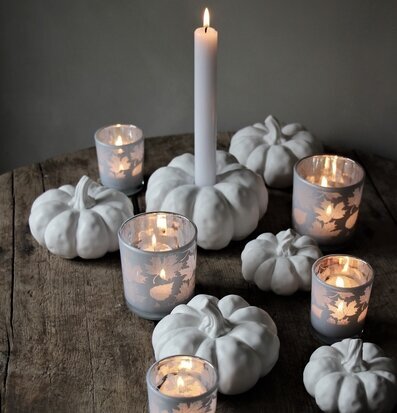 Ljuslykta Pumpa från Majas Cottage på rustikt träbord