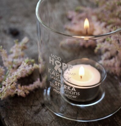 Foto av ljuslykta med budskap om styrka och hopp