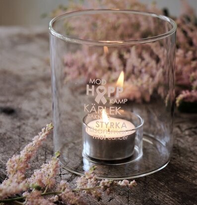 Bild av ljuslykta med värmeljus och inspirerande ord