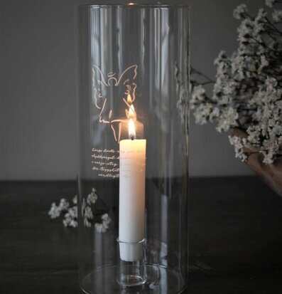 Foto av stämningsfull ljuslykta med ängelmotiv