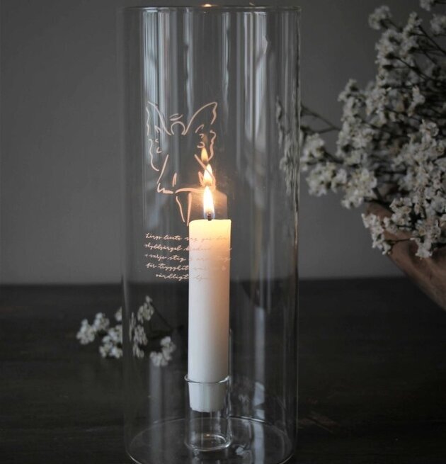 Foto av stämningsfull ljuslykta med ängelmotiv